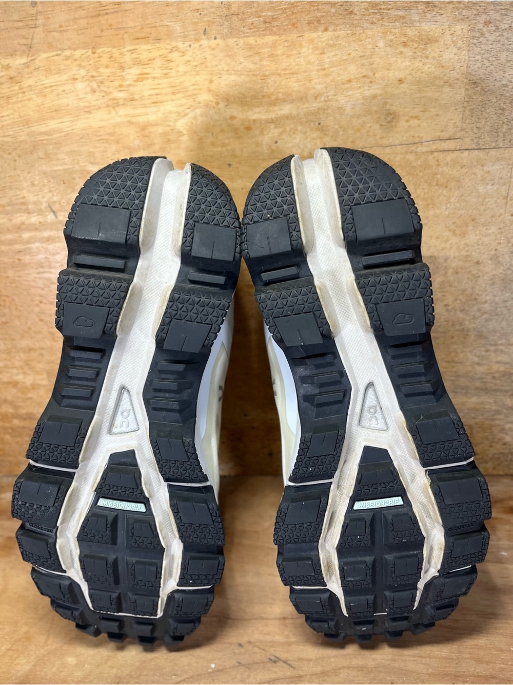 On CloudVenture WATERPROOF Womens Size 8 Trail Running Shoes Sneakers Gray - Picture 9 of 13